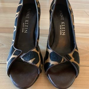 3 1/2in Anne Klein peep toe heels